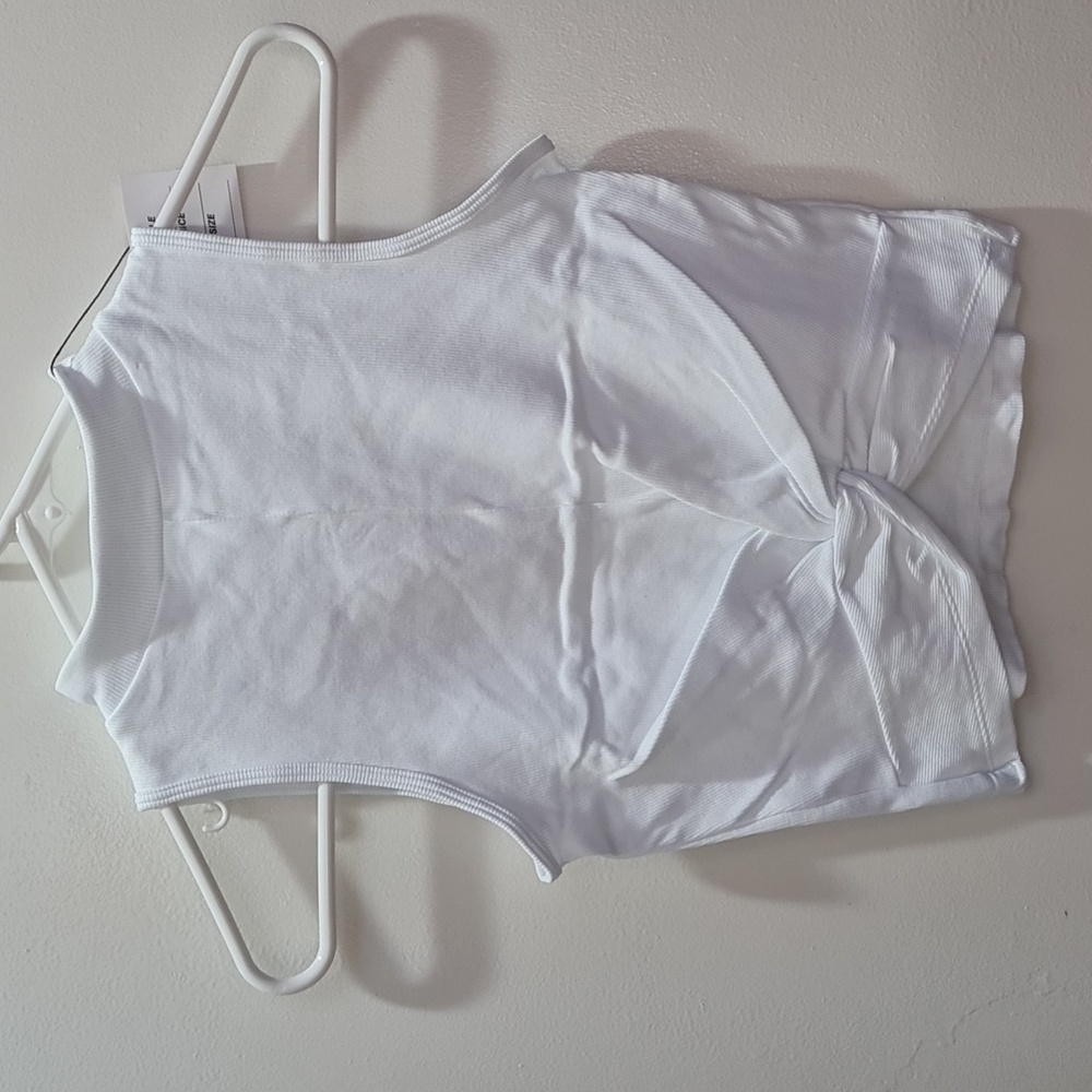 NWT DYNAMIC STRETCHY CROP TOP